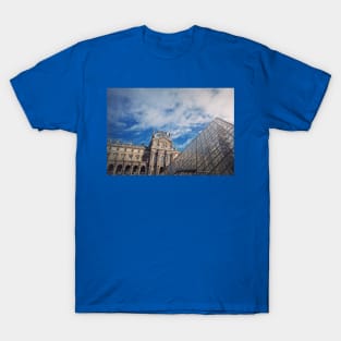 Outdoors view to the Louvre Museum T-Shirt